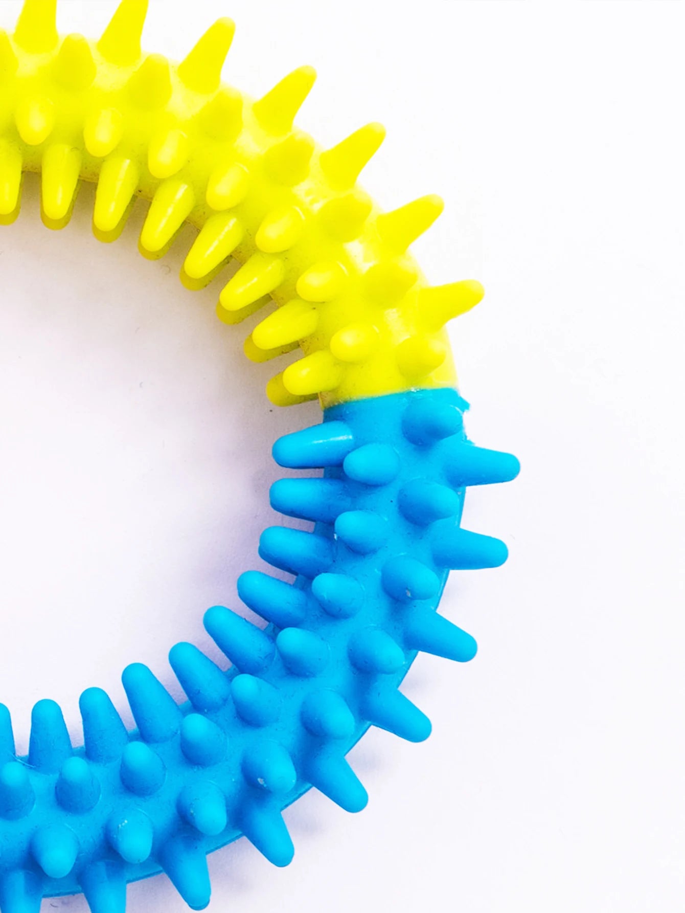 2 brinquedos para cães de estimação: bola de sino resistente à mordida e anel molar tricolor, borracha macia para moagem e mastigar dentes